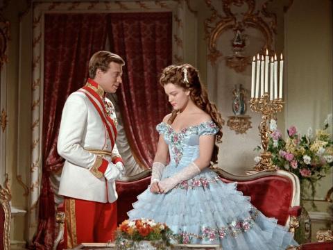 Kaiser Franz Joseph in Galauniform und Sissi im berühmten blauen Blumenkleid (Filmszene)