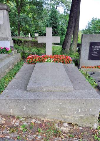 Grab von Elisabeth Petznek, Kreuz und Blumen