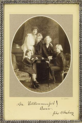 Elisabeth Petznek mit ihren 4 Kindern