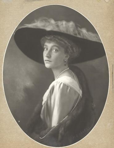 Elisabeth Petznek mit großem Hut im Porträt
