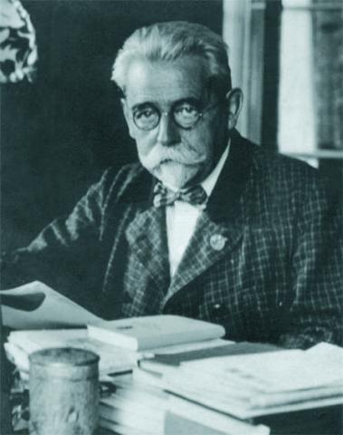 Der Journalist Max Winter in späteren Jahren am Schreibtisch sitzend